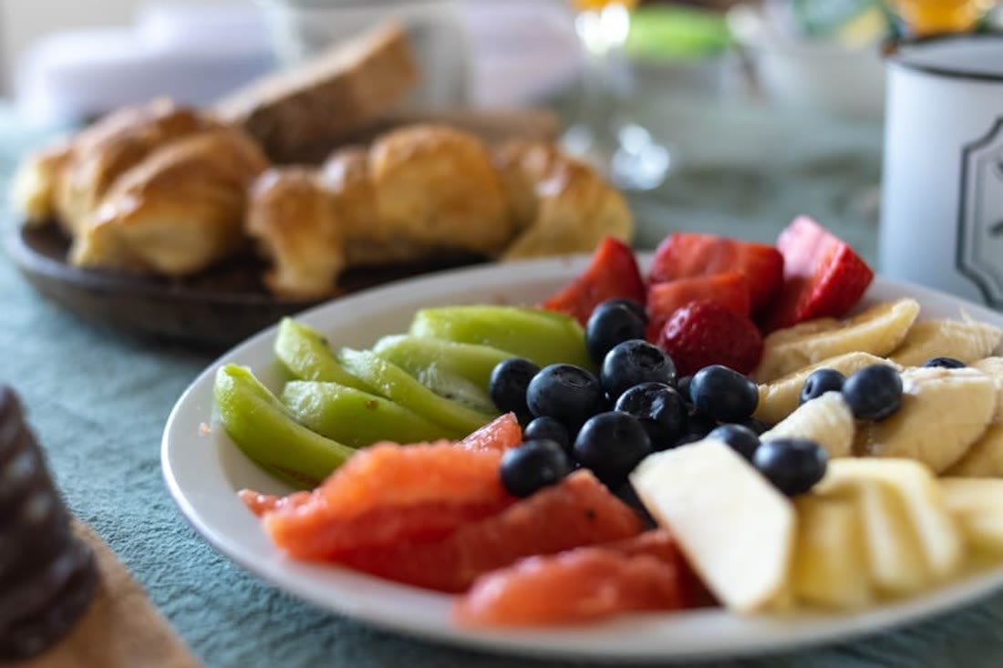 Desayuno Kairos con frutas y medialunas